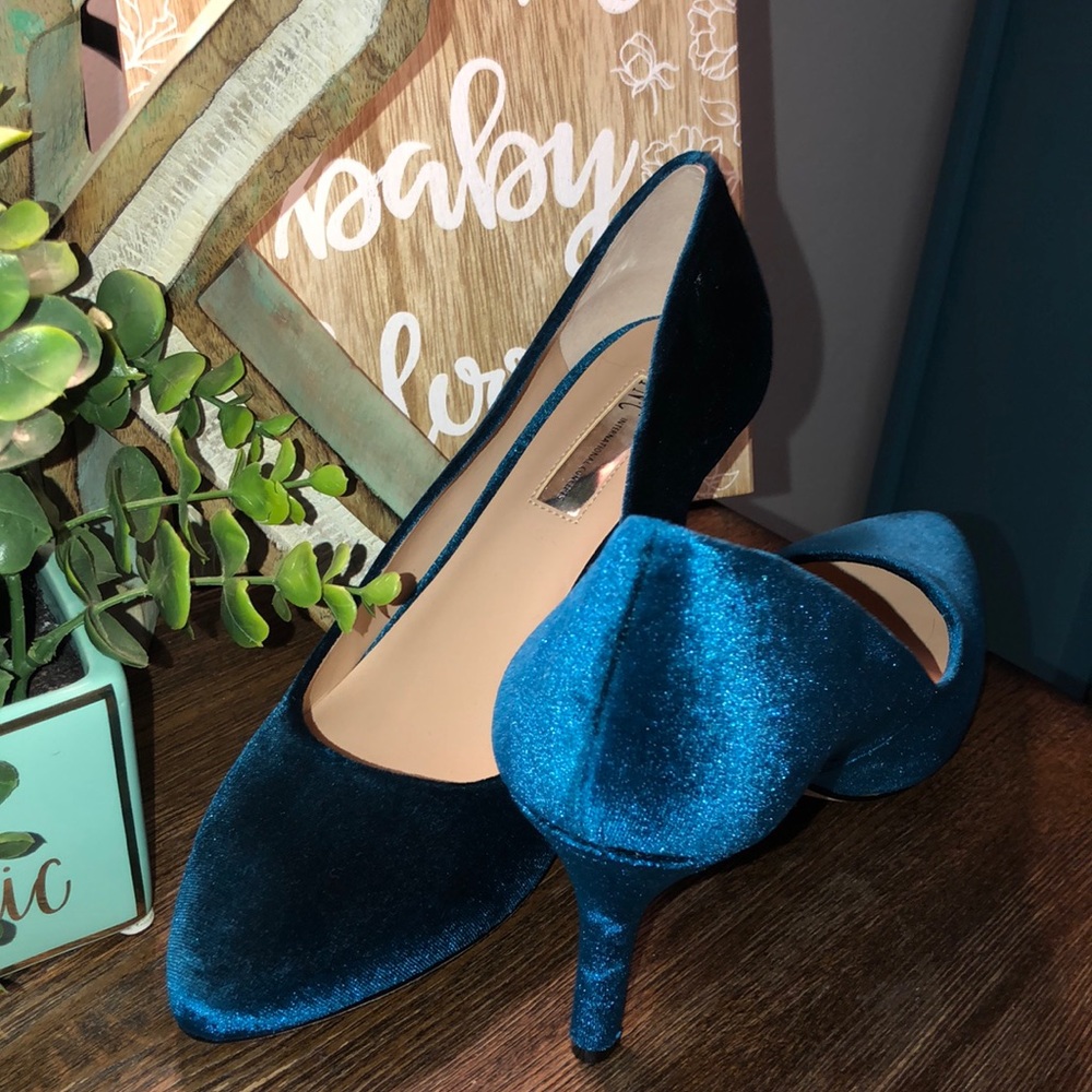 Rich Turquoise Velvet pumps in size 9. Never Worn!